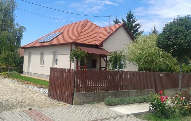ÁTÉPÜLŐ FALUSIAS TELEPÜLÉSRÉSZ A magyar falusi és kisvárosi környezetkultúra sohasem érezte szükségét annak, hogy egy korábbi megoldást, mint korszerűtlent elvessen, és azt neológ, a városból vagy