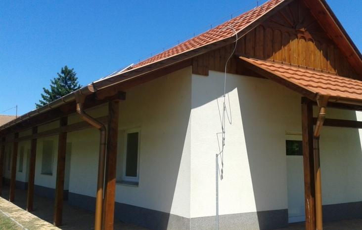 Ezek az átmeneti- külsőbelső terek készülhetnek az épület anyagából, de akár fából is. Ezek többnyire munkavégző helyként is szolgáltak.
