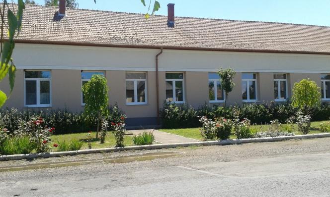 szimmetrikus kialakítással. A településközpont településrészen hosszanti kialakítású, keskenyebbnek tűnő ablakokat figyelhetünk meg(a múlt értékeiként is).