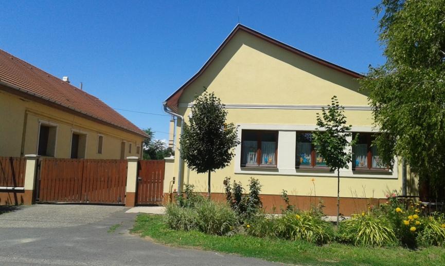 HOMLOKZATKÉPZÉS, ANYAGHASZNÁLAT A túldíszített, túlszínezett épület hamar elveszti érdekességét, és utána zavaróvá válhat, a településképben.