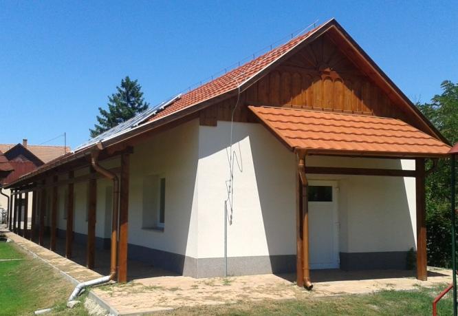 RÉSZLETEK Az egészségház oszlopos előtere a tető és a hangsúlyos