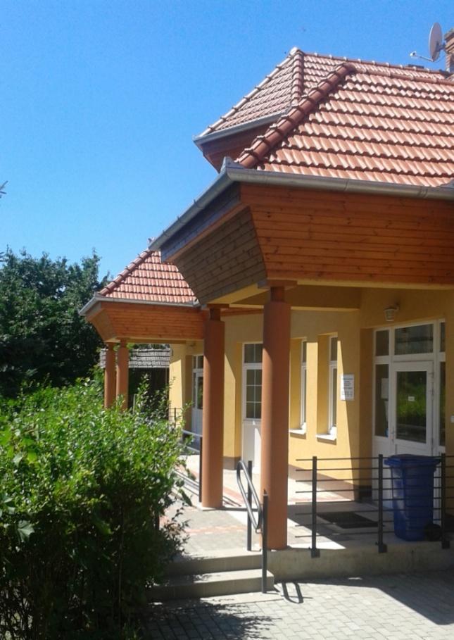 épület karakterét, mely egységesen végig van vezetve az épületen.