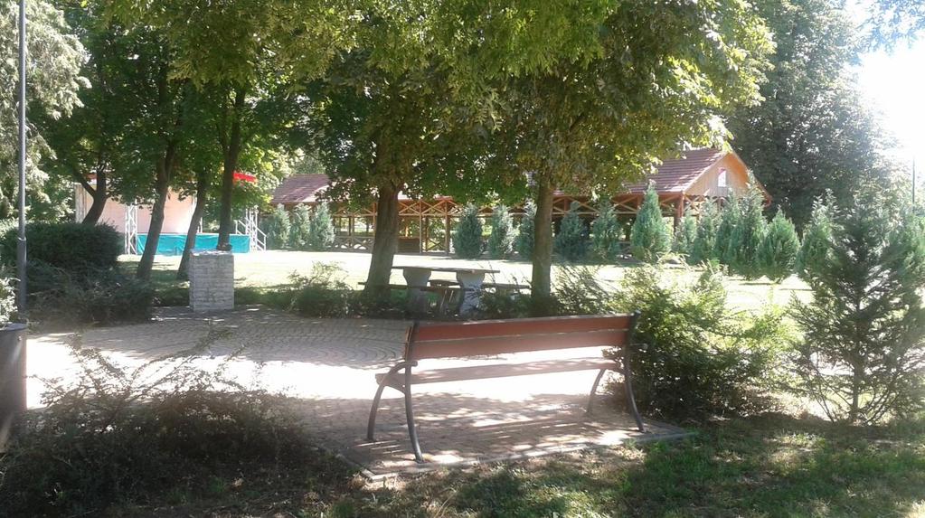 Köztereinken a szépen megtervezett burkolat kiosztás és az utcabútorok gondos kiválasztása emeli a közpark megjelenését, egyúttal társadalmi hasznossága is erősödik.