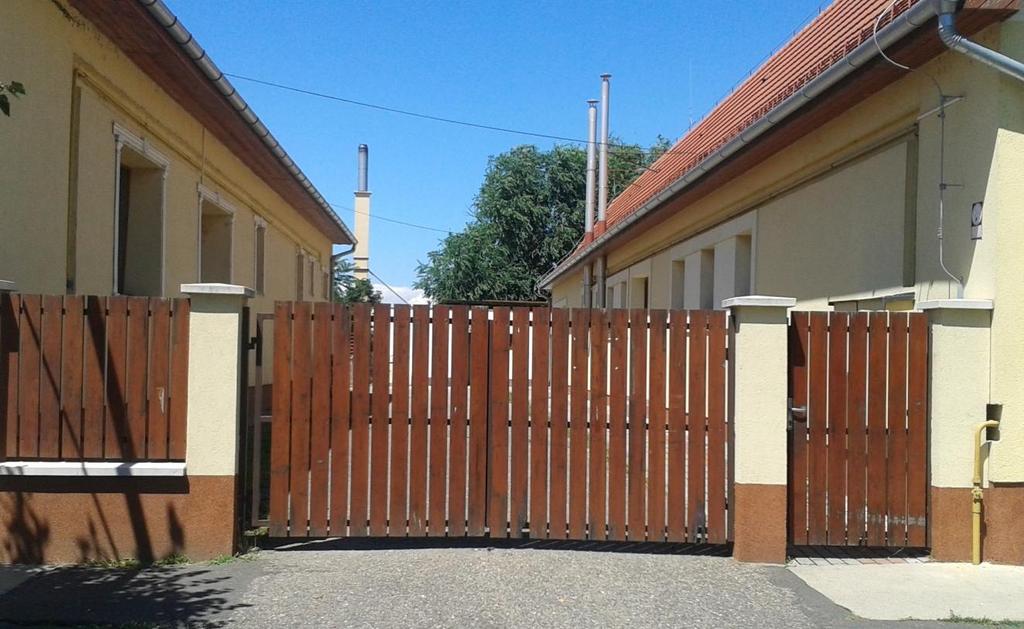 KERÍTÉSEK Házaink kiegészítői, a kerítések, lámpák, árnyékolók, postaládák, korlátok alakítják az épület összképét, az ez által sugárzott hangulatot.