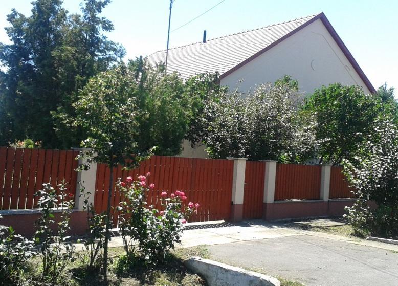 KERTEK, UDVAROK Településünknek és épületeinknek egyaránt illeniük kell abba a környezetbe, amelyet az adott helyen az ember és a természet közösen formált.