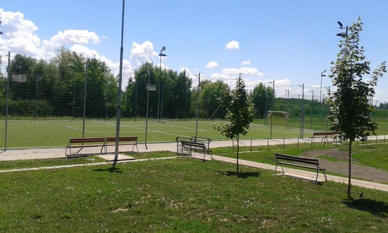 A kerti építményeket takarjuk, hogy az épület jobban érvényesüljön. A meglévő épületek bővítése, felújítása során fokozottan ügyeljünk a már meglévő fásszárú növényzet megóvására.