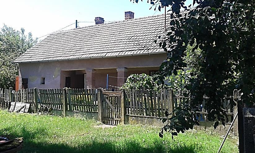 A régi Bihartordai házak favázas vagy oszlopos tornácai szép, követendő példák lehetnek.