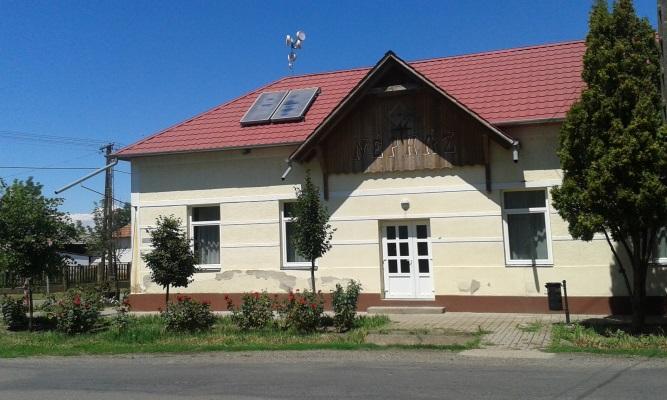 Utcai homlokzaton a klimatikus hatások mérséklésére érdemes spalettát vagy zsalugátert kialakítani, illetve redőnyszekrény csak beépített,