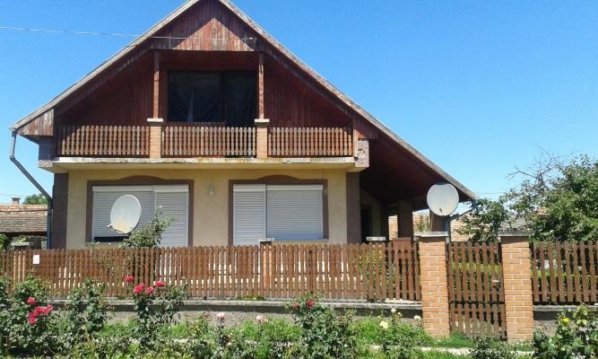 A nyílászárók javasolt színe világos (fehér) és középbarna, olíva zöld, vagy ezek szürkével tört árnyalata.