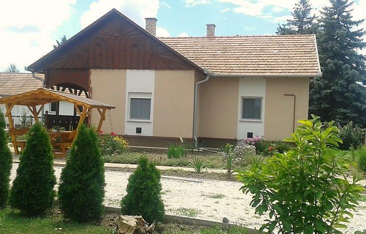 Nem javasolt az utca felé garázskapuval fordulni, ha megoldható célszerűbb inkább a garázsokba oldalról, a telken belül behajtani.