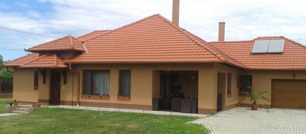 Az épületen már a korszerű, mai építészeti megoldások alkalmazása jellemző. A két épület elkülönülése, kialakítása jó példája a hagyomány és a modernizációs törekvések közötti egyensúly megtalálására.