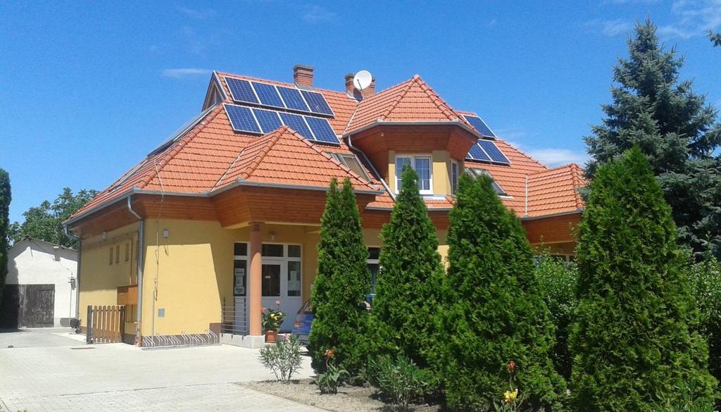 Egészségügyi funkciójú épület Az épület nagyobb előkerttel telepített, mely közkert szerűen hasznosított.