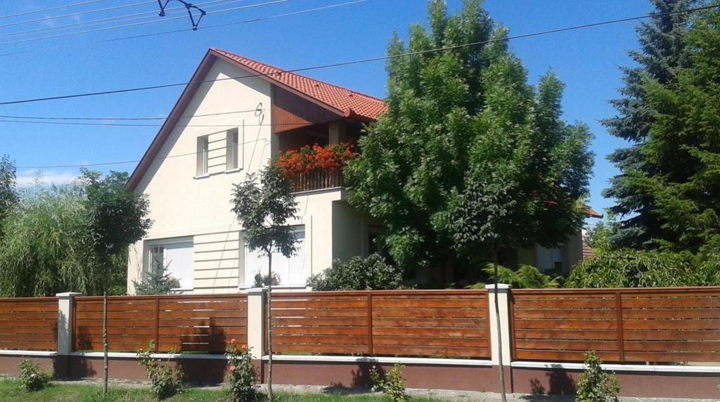 Lakóépületek Az utcára merőleges, oszlopos épület tetőtérbeépítéssel készült el.