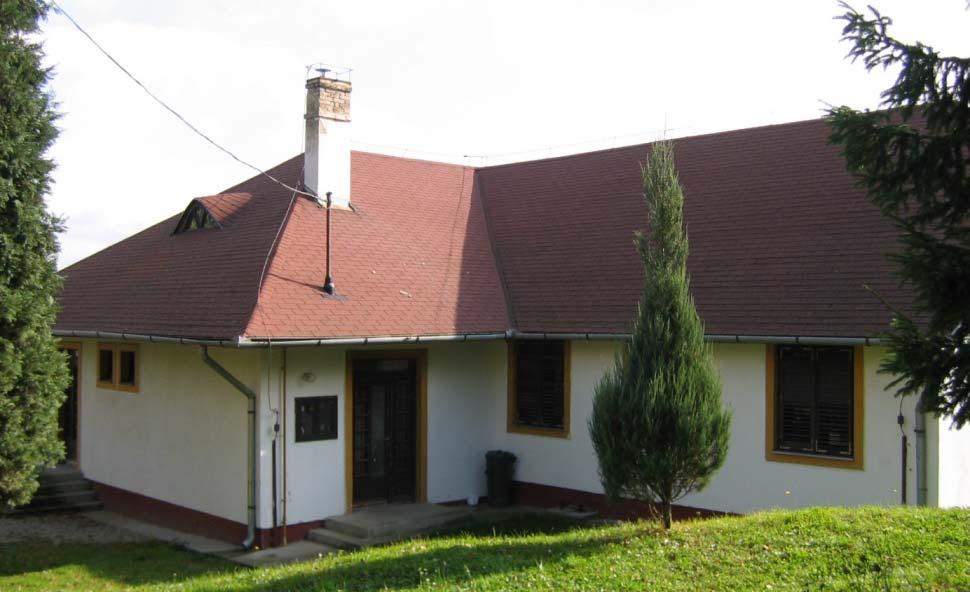Az orvosi rendelő és a faluház között emelkedik az Eperjes utca a dombra, ahol még megmaradt a régi halmazos telekszerkezet a széles, nagy telkekkel.