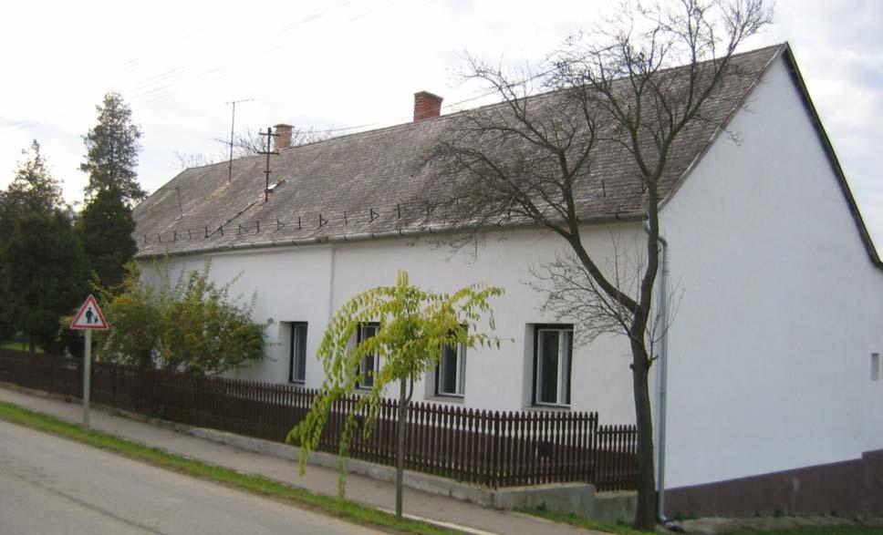 A Fő utcától a Kossuth Lajos utcára elnyúló településközpontot az iskola, az önkományzat épülete, a Temető utcában a katolikus templom, a posta, orvosi rendelő, faluház és óvoda alkotja.
