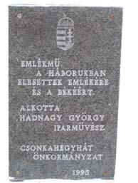 Háborús emlékmű alsó mészkő talapzatának négy oldalán gránit táblákon az