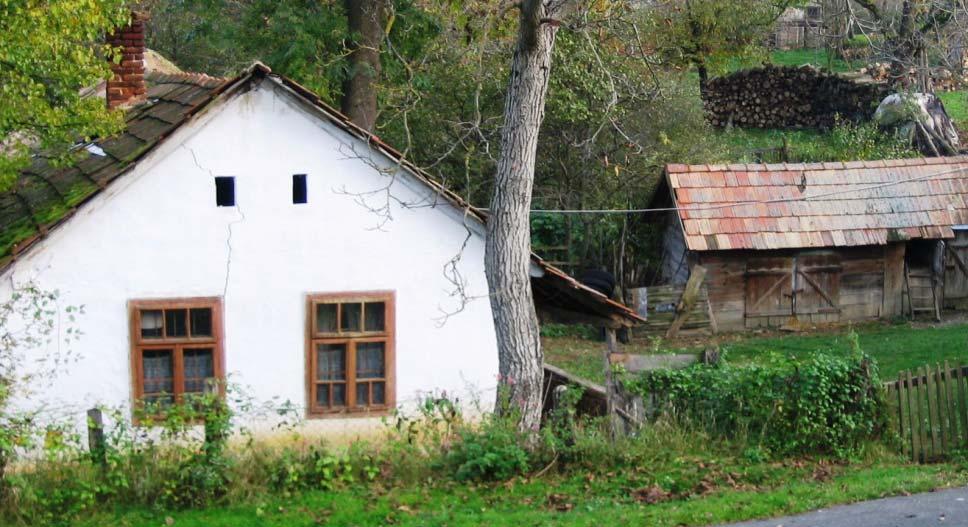 Ennek megfelelően a karaktert alapvetően a telkek határozzák meg, mert az épületek elhelyezésében - attól függően, hogy meredek rézsűre került, vagy a sík terepre - az oldalhatáron álló, szabadon