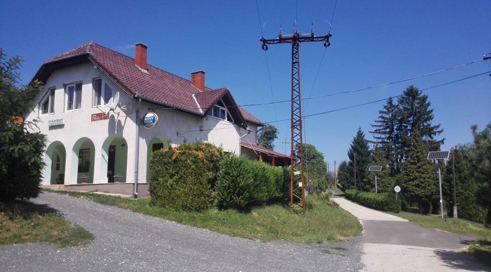 A falusias soros karakter jellemzően a hosszú szalagtelkekre történő oldalhatáron álló beépítést jelenti, de az épületek telken való elhelyezésében, formájában, a telekhasználatban, melléképületek