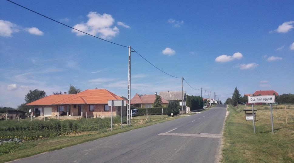 A régi épületek között egyre több az új, a lakóházak már átépültek, összetett tetővel, nyitott vagy zárt verandával, tornáccal készültek, hátsó kertben garázzsal.
