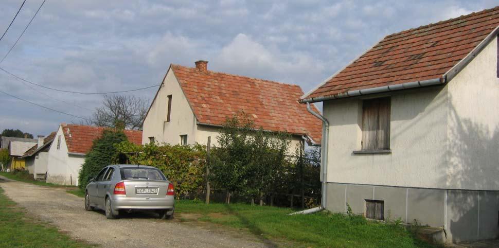 Az épületek közel állnak egymáshoz a keskeny gerincen az útra merőleges, vagy párhuzamos nyeregtetőkkel,