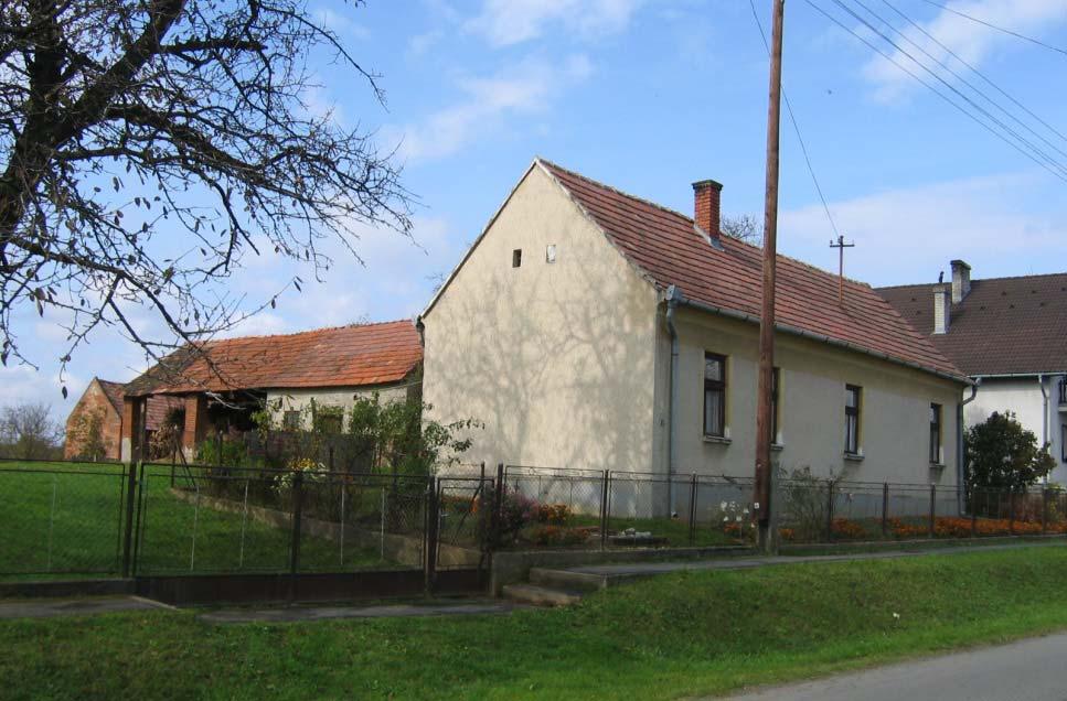 A homlokzat színek lehetőleg legyenek telítetlenek és világosak, javasolt a meleg földszínek alkalmazása (okker, bézs, téglavörös, barnás, tört fehér).