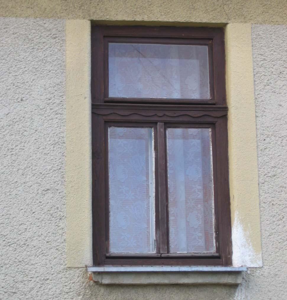 Az ablakok, ajtók, zsalugáterek méretei, anyaga és színezése, formája legyen visszafogott, a környezetbe illő.