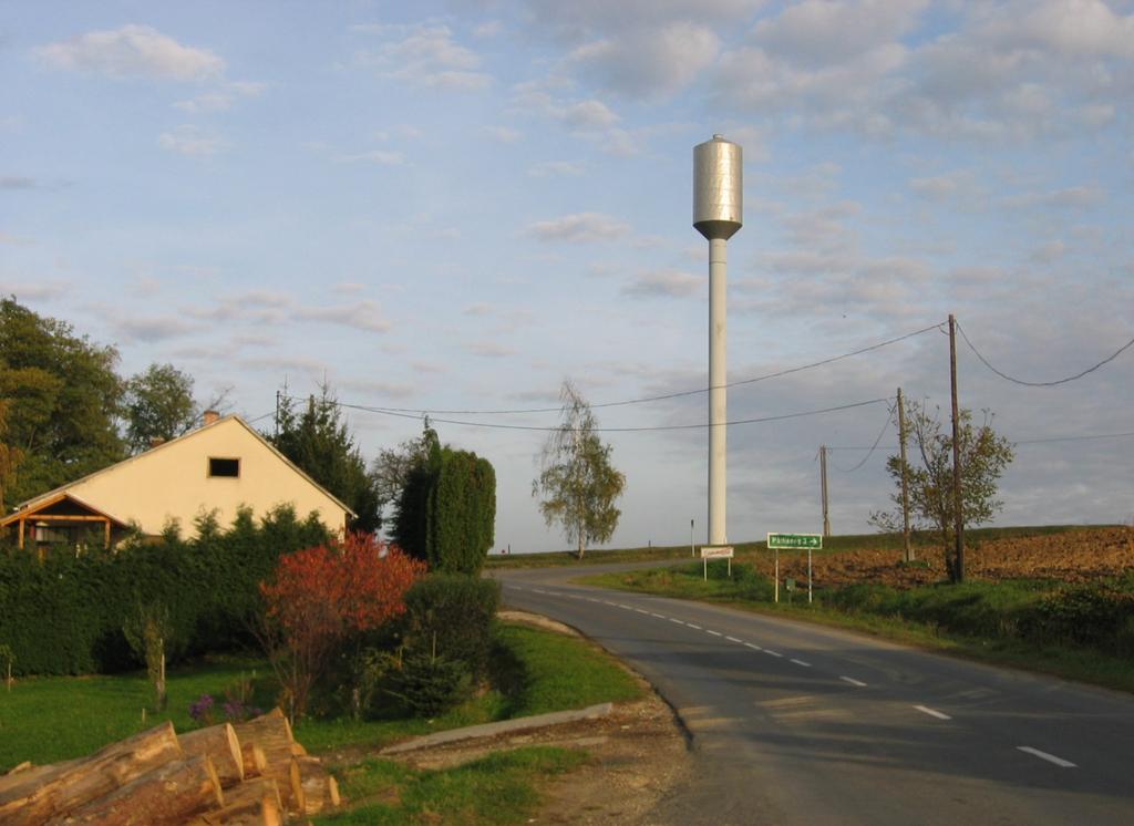 Településkép minőségi formálására vonatkozó ajánlások 63 SAJÁTOS ÉPÍTMÉNYFAJTÁK A bel- és külterületen a villamos energia ellátás hálózat építményei föld feletti vezetésűek, mely erősen rontja a