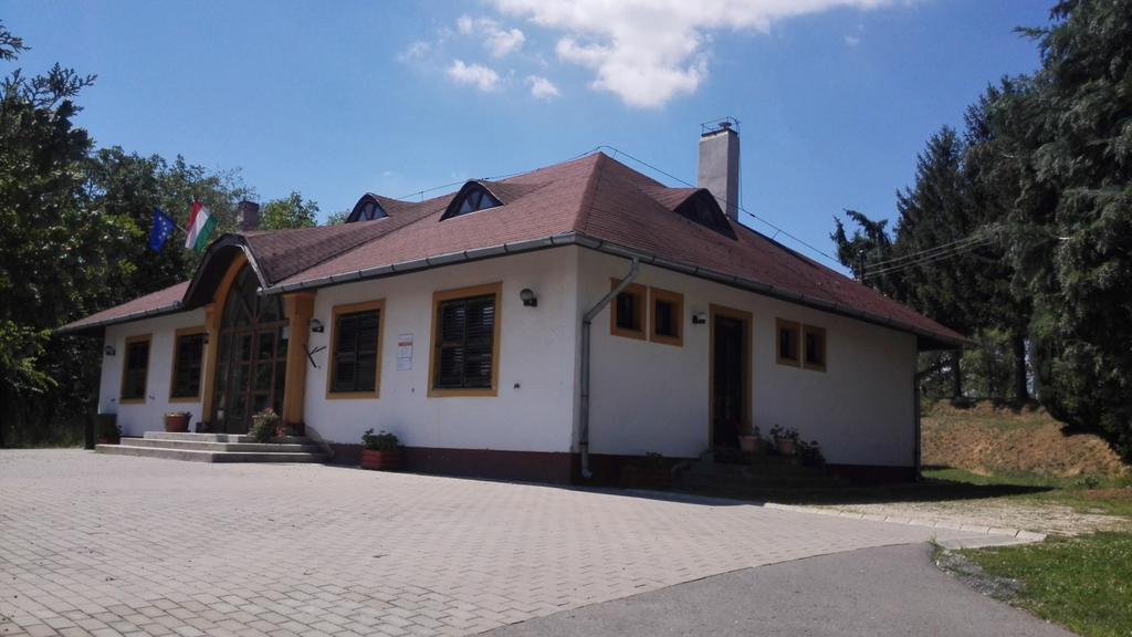 A faluház közösségi nagy terme széles, nagy épületet kívánt. Az emelkedő Eperjes utca központhoz csatlakozó kis telkén az épület méretei mégsem hivalkodók.