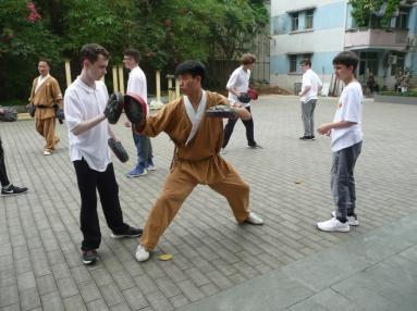 Kínában a kungfu gyakorlása Kínában a kungfumestereink Zhang Biao és Lin Shao Jun voltak. A formagyakorlat, amit tanultunk a kungfu quan volt.