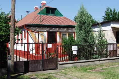 Az épület részben akadálymentes, ezért - némi segítséggel - a mozgásában súlyosan sérült vendég is igénybe tudja venni. Az apartmanban állandó személyzet nincs.