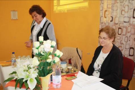 - 15 - kézügyesség fejlesztő program, ahol a gyerekek kézügyesség képességeiről adtak tanúbizonyságot. Ezt követően kötetlen beszélgetés mellett ajándéktárgyak sorsolására került sor.