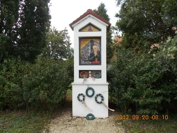 Épített környezet kategória 1. Templomkert Emlékpark A római katolikus templom kertje az elmúlt évtizedek során emlékparkká alakult.