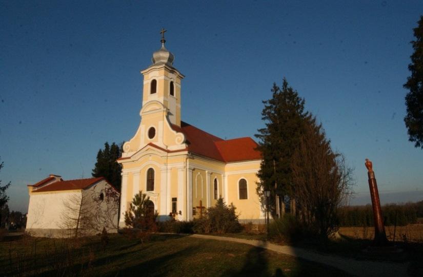 évi adatból a község Szent Péter és Pál tiszteletére épült templomáról értesülünk. Ebben az időben saját plébánosa volt is volt a templomnak. A XVII.