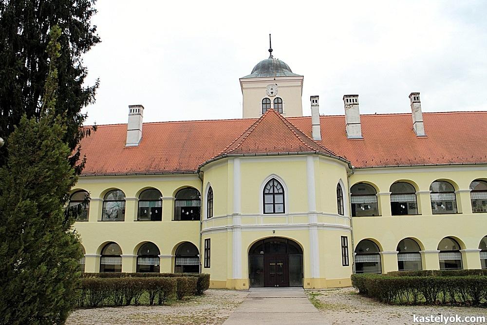 2. Batthány-kastély A volt Batthyány-kastély az egykori Nagycsákányban állt a Fő utca 4-es szám alatt. A kastély birtokosai részben helyi nemesek, majd 1433 után a Héderváriak voltak. II.