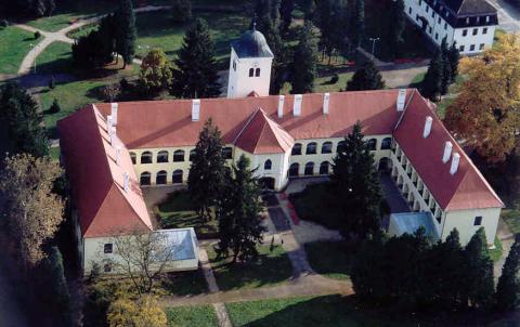 1610 körül tornyot építettek hozzá, 1646-ban Batthyány Ádám végvárrá alakította, majd Batthyány Imre 1728-ban bővítette.