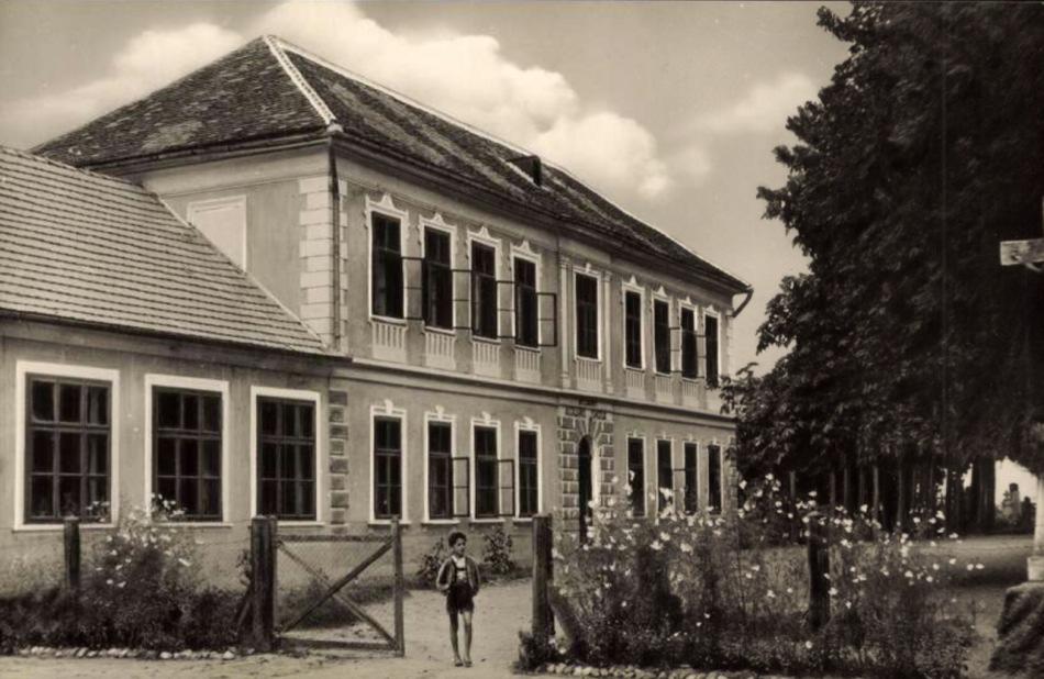 3. Közösségi ház Az 1890-es években épült, a Batthyány család egyik épülete volt. 1995-től használaton kívül volt, pályázatoknak köszönhetően belsőleg megújult.