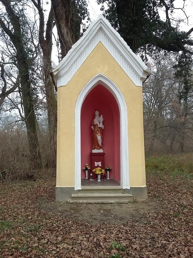 A kápolna, benne a Kis Jézust karján tartó Szűz Mária szobrával házasságkötésük évében fogadalmi ajándékként készülhetett.