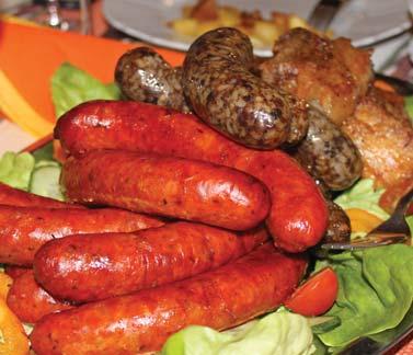 781967 Penzión Komlóš je dvojhviezdičkový penzión a bol postavený v roku 2006 rodinou pani Márie Chovancovej. Penzión Komlóš s Vinárňou sa nachádza v areály Termálneho kúpaliska Horné Saliby.