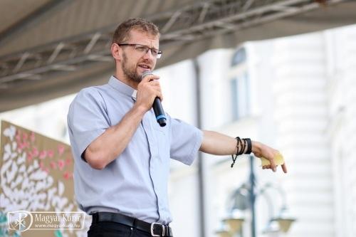 Elmeséli papi hivatásának történetét, és tanácsokat ad a hivatásukat keresőknek (keressék kitartóan legmélyebb vágyaikat), aztán arról beszél, mit jelent hitelesen kereszténynek lenni.