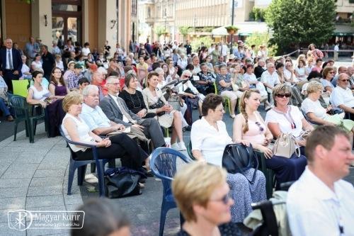 idézettel: Nem attól megy előre a világ, ha kevesen tesznek sokat, hanem ha sokan keveset. Ez a gondolat megtetszik.