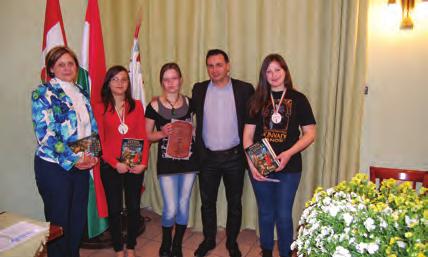 Minden felvételiző diáknak ajánlom ezt a középiskolát, mert nagyon összetartó a közösség, a tanárokra bármikor, minden