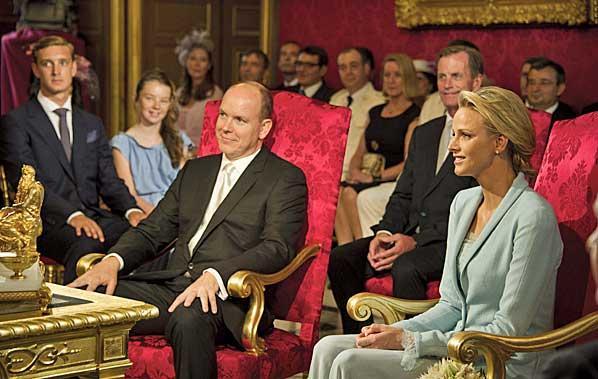 129. ábra Albert, Monaco hercege és jegyese Charlene Whittstock a polgári ünnepségen.