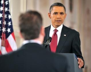 142. ábra Fej/test hirtelen elmozdulása Obama reakciója egy feltett kérdés közben.