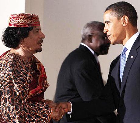 116. ábra Gadhafi behúzza Obama kezét a saját intim szférájába.