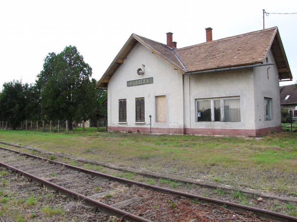 Vasútvonalon lévő megállók környezete gondozott, a 2007-es bezáráskori