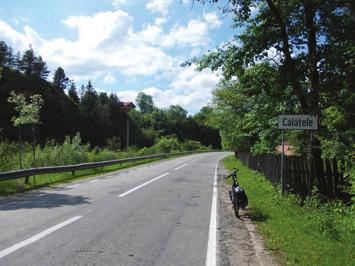 Innen tovább, a DN 1R műútról több letérő is van, az első fontosabb mellékút (DJ