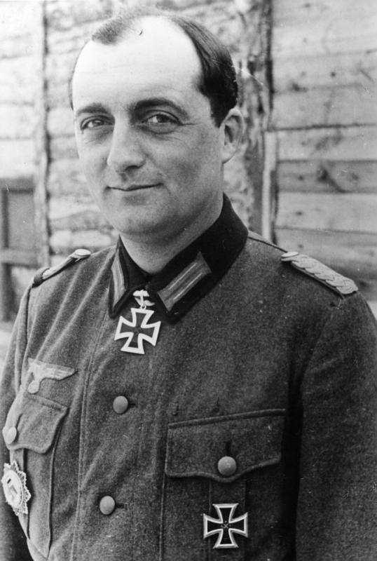 A parancsnokok Súlyosan megsebesült, majd lábadozl badozása után n a páncéloscsapatok ezredparancsnoki tanfolyamát t vezette 1944 júliusj liusától l megbízt zták k a Feldherrnhalle