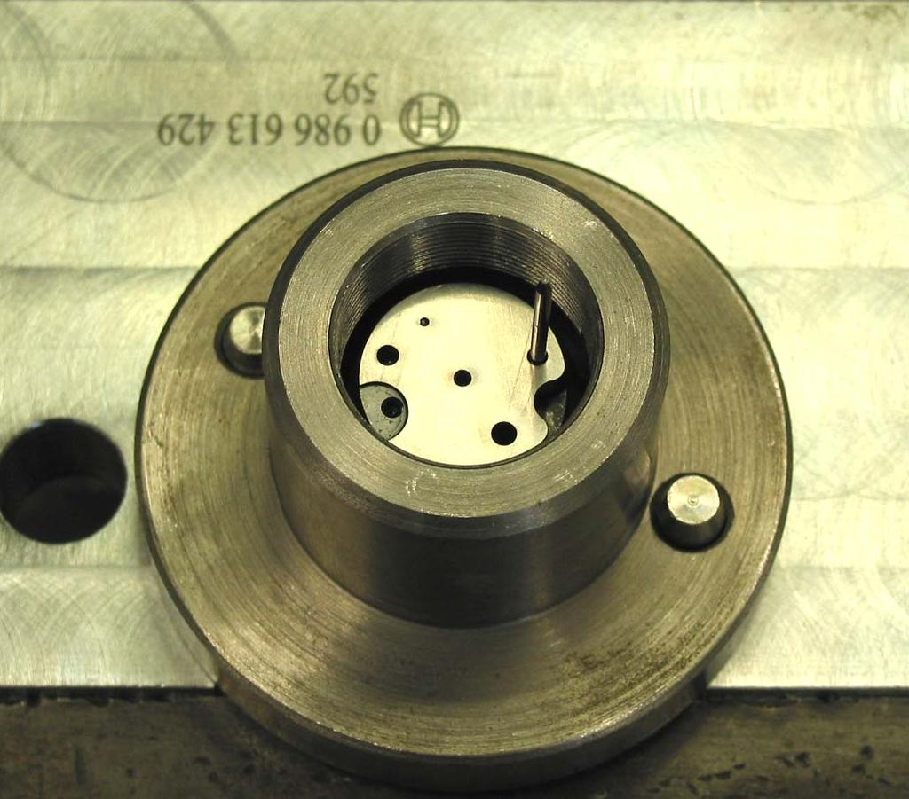 PDE (UI 1.x) nyitónyom nyomás s mérésem Aufnahmeadapter 0 986 613 429 in Schraubstock einspannen.