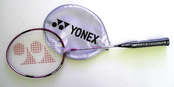 (8/2/158) Bruttó ár: 7 500 Ft Yonex B600 tollasütő Acél szár, alumínium fej.