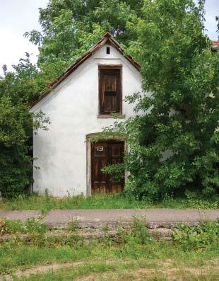 A Petőfi utca sorában egy-egy kis présház felbukkan.
